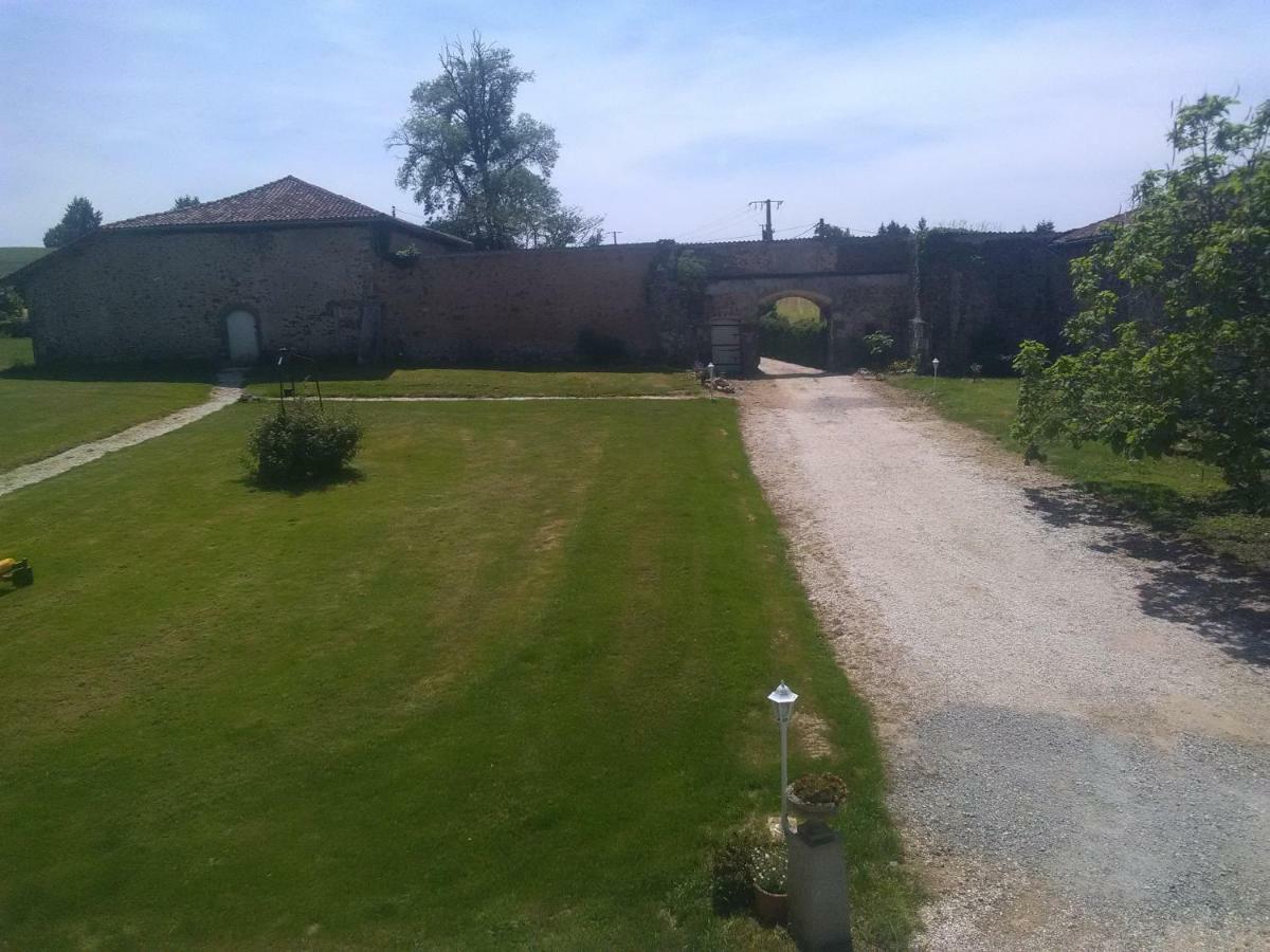 Pierre Deluen Domaine De La Grange De Quaire Panzió Chassenon Kültér fotó