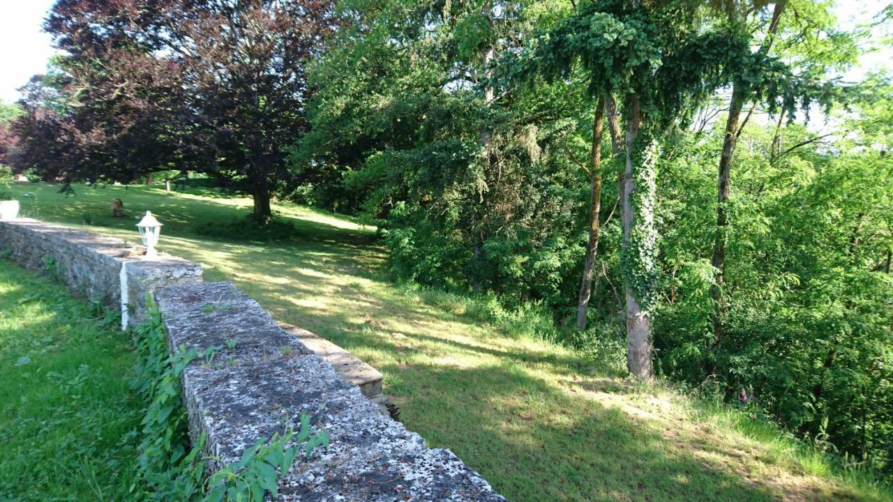 Pierre Deluen Domaine De La Grange De Quaire Panzió Chassenon Kültér fotó